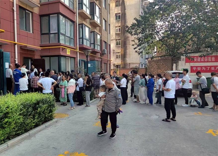 貔貅医保卡到期更换社区便民服务：李阿姨的“一门清”经历